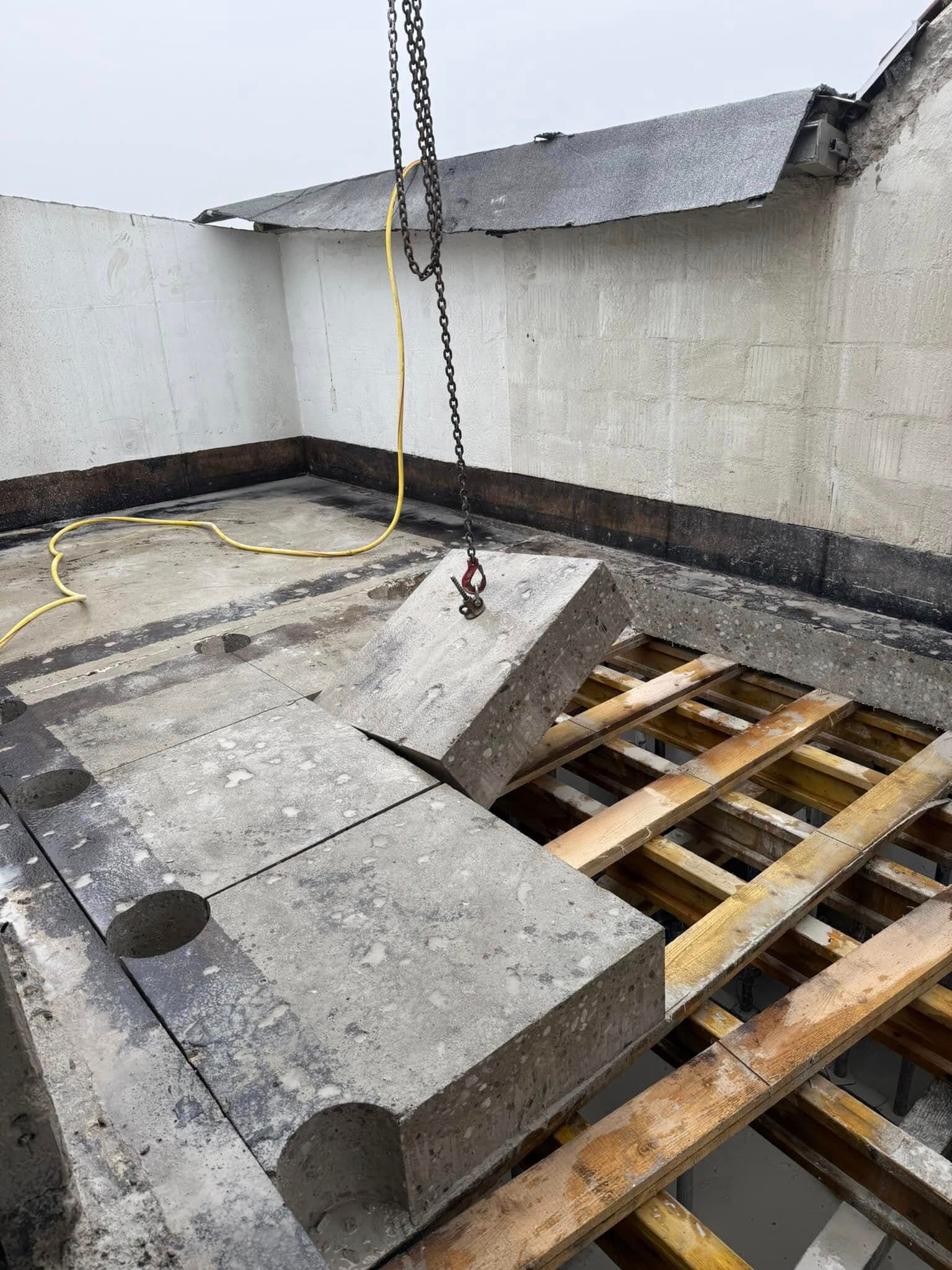 Wandsägearbeiten in Produktionshalle