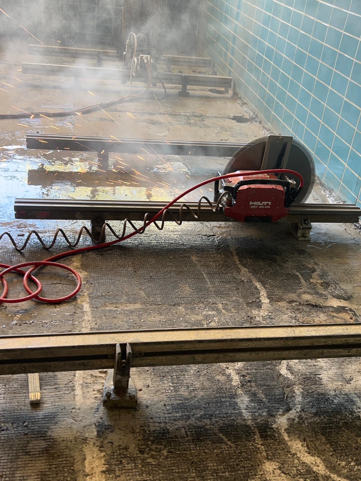 Wandsägearbeiten beim Schwimmbadrückbau im Innenbereich – b-line GmbH
